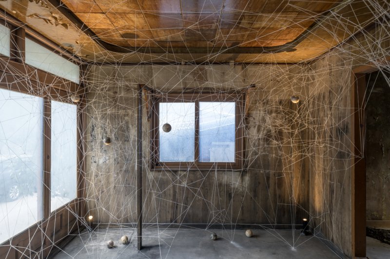 제2회 '비엔날레 날땅 배주현 '하장성집' 한 광부가 70년 넘게 생활한 고택에 무명실과 도자기를 이용해 탄광 지하 어둠 속에서 움직이던 수많은 노동의 손길을 표현했다. 사진=탄탄마을협동조합 *재판매 및 DB 금지 /사진=뉴시스