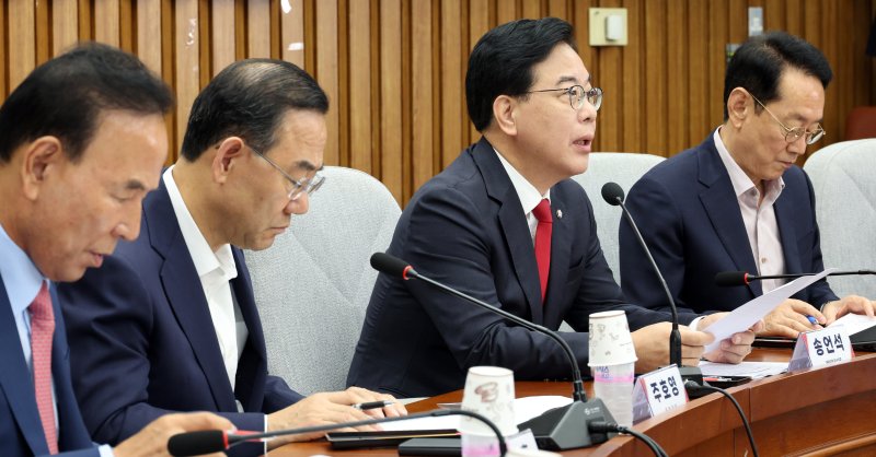 송언석 국민의힘 원내대표가 17일 오전 서울 여의도 국회에서 열린 '정부조직법의 문제점 : (중대범죄수사청 중심으로)' 토론회에서 발언을 하고 있다. 뉴시스