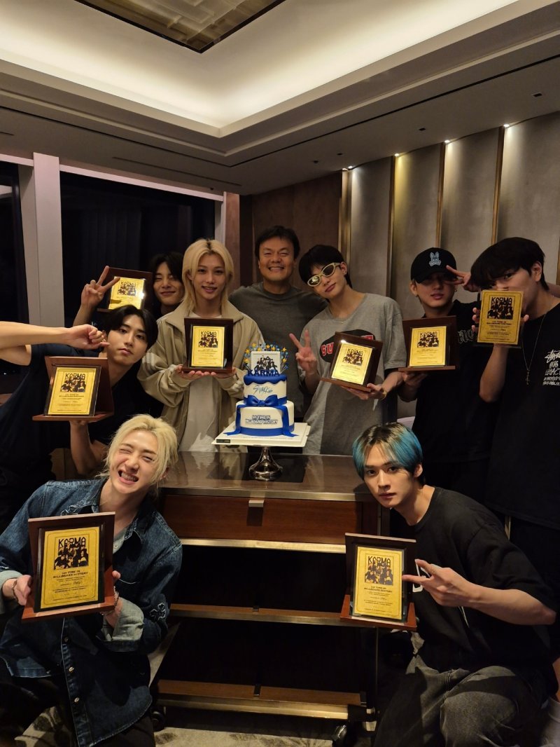 박진영, '빌보드 신기록' 세운 스트레이 키즈에 순금 160돈 선물