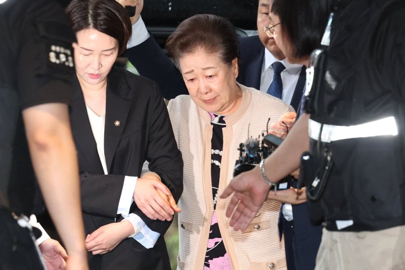 불법 정치 자금 제공 혐의를 받는 한학자 통일교 총재가 17일 오전 서울 종로구 김건희 특검팀(특별검사 민중기) 사무실에 출석하고 있다. 2025.9.17/뉴스1 ⓒ News1 이광호 기자