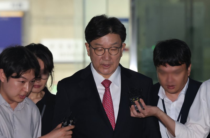 권성동 국민의힘 의원이 지난 16일 오후 서울 서초구 중앙지방법원에서 '통일교 불법 정치자금 수수' 의혹(정치자금법 위반 혐의) 관련 구속 전 피의자 심문(영장실질심사)를 마치고 법원을 나서고 있다. 2025.9.16/뉴스1 ⓒ News1 장수영 기자