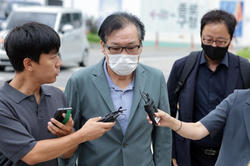 김건희 여사와 친분을 이용해 각종 청탁을 받은 의혹이 제기된 건진법사 전성배 씨가 지난 8월21일 서울 종로구에 마련된 민중기 특별검사팀(김건희 특검팀) 사무실로 향하고 있다. 2025.8.21/뉴스1 ⓒ News1 신웅수 기자