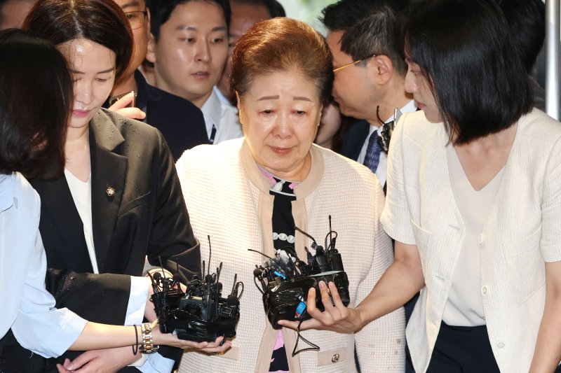 불법 정치 자금 제공 혐의를 받는 한학자 통일교 총재가 17일 오전 서울 종로구 김건희 특검팀(특별검사 민중기) 사무실에 출석하고 있다. 2025.9.17/뉴스1 ⓒ News1 이광호 기자