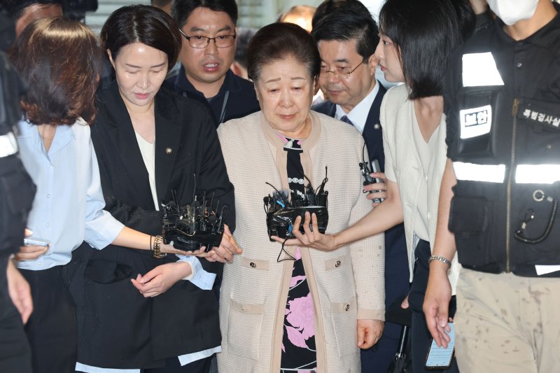 불법 정치 자금 제공 혐의를 받는 한학자 통일교 총재가 17일 오전 서울 종로구 김건희 특검팀(특별검사 민중기) 사무실에 출석하고 있다. 2025.9.17/뉴스1 ⓒ News1 이광호 기자