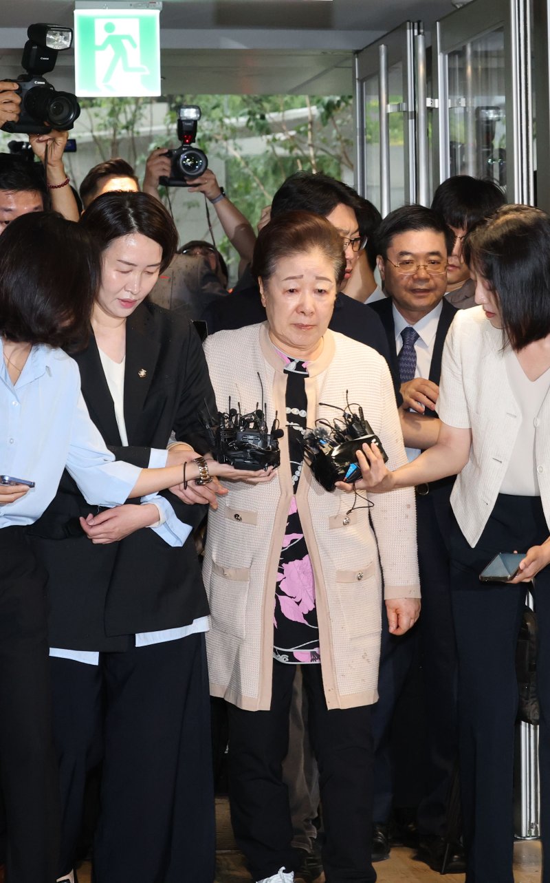 불법 정치 자금 제공 혐의를 받는 한학자 통일교 총재가 17일 오전 서울 종로구 김건희 특검팀(특별검사 민중기) 사무실에 출석하고 있다. 2025.9.17/뉴스1 ⓒ News1 이광호 기자