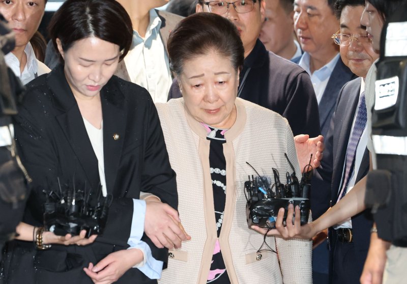 불법 정치 자금 제공 혐의를 받는 한학자 통일교 총재가 17일 오전 서울 종로구 김건희 특검팀(특별검사 민중기) 사무실에 출석하고 있다. 2025.9.17/뉴스1 ⓒ News1 이광호 기자