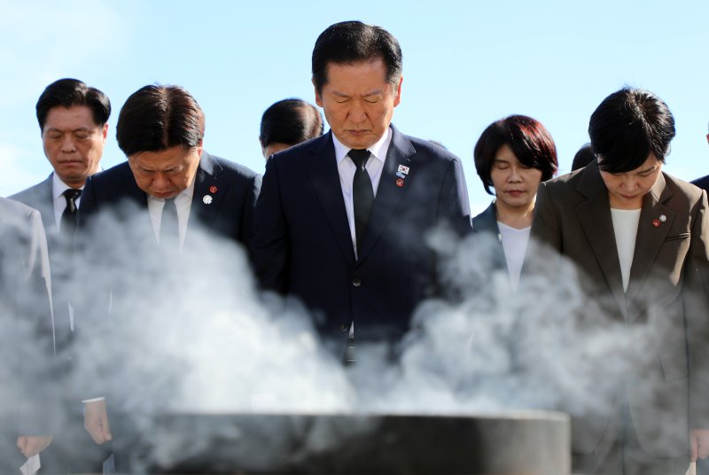 정청래 더불어민주당 대표가 17일 오전 제주시 봉개동 제주4·3평화공원 위령제단 앞에서 묵념하고 있다. 뉴스1