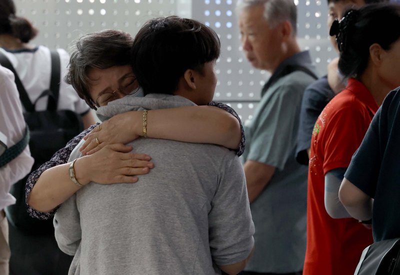[인천공항=뉴시스] 황준선 기자 = 미국 이민당국에 의해 조지아주에 구금됐던 한국인 근로자들이 지난 12일 인천국제공항 제2여객터미널을 통해 귀국한 뒤 주차장에서 가족과 만나고 있다. (공동취재) 2025.09.17. photo@newsis.com