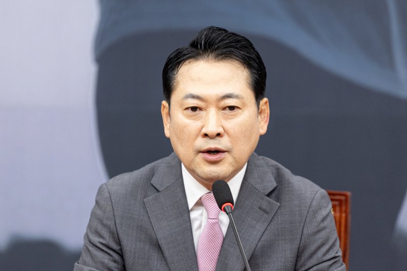 장동혁 국민의힘 대표가 17일 서울 여의도 국회에서 현안 및 장외투쟁 관련 입장을 밝히고 있다. 2025.9.17/뉴스1 ⓒ News1 이승배 기자