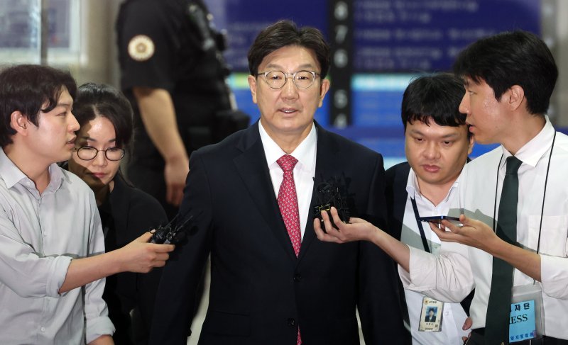 권성동 국민의힘 의원이 16일 오후 서울 서초구 중앙지방법원에서 '통일교 불법 정치자금 수수' 의혹(정치자금법 위반 혐의) 관련 구속 전 피의자 심문(영장실질심사)를 마치고 나오고 있다. 뉴스1