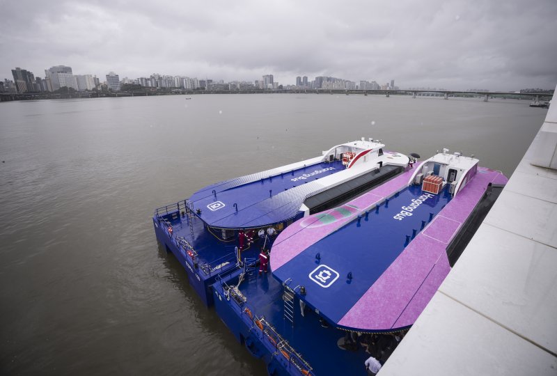 [서울=뉴시스] 김근수 기자 = 한강버스 정식 운항을 하루 앞둔 17일 서울 여의도 한강시민공원 한강버스 정류장에 한강버스가 계류돼 있다. 2025.09.17. ks@newsis.com