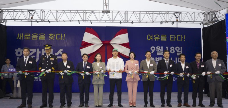 [서울=뉴시스] 김근수 기자 = 오세훈(가운데) 서울시장을 비롯한 내외빈들이 17일 서울 여의도 한강시민공원 한강버스 정류장에서 열린 한강버스 취항식에서 기념촬영을 하고 있다. 2025.09.17. ks@newsis.com