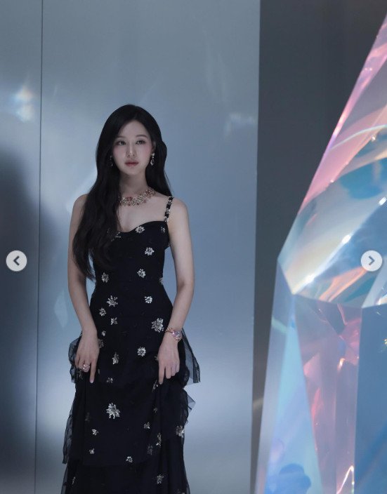 김지원, 우아한 블랙 드레스 자태…명품 주얼리보다 빛나는 미모