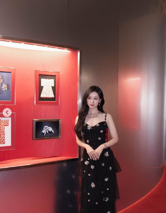 김지원, 우아한 블랙 드레스 자태…명품 주얼리보다 빛나는 미모