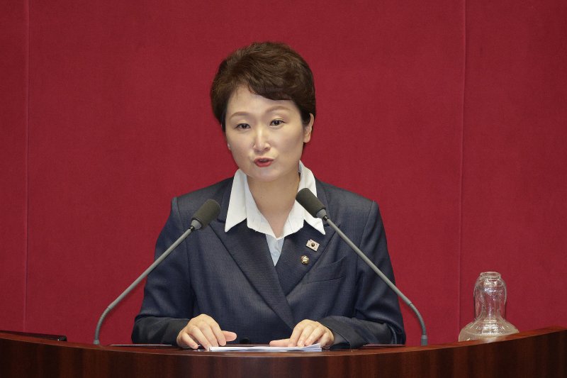 이언주 더불어민주당 의원이 17일 오후 서울 여의도 국회에서 열린 제429회국회(정기회) 제7차 본회의에서 경제에 관한 질문을 하고 있다. 뉴스1