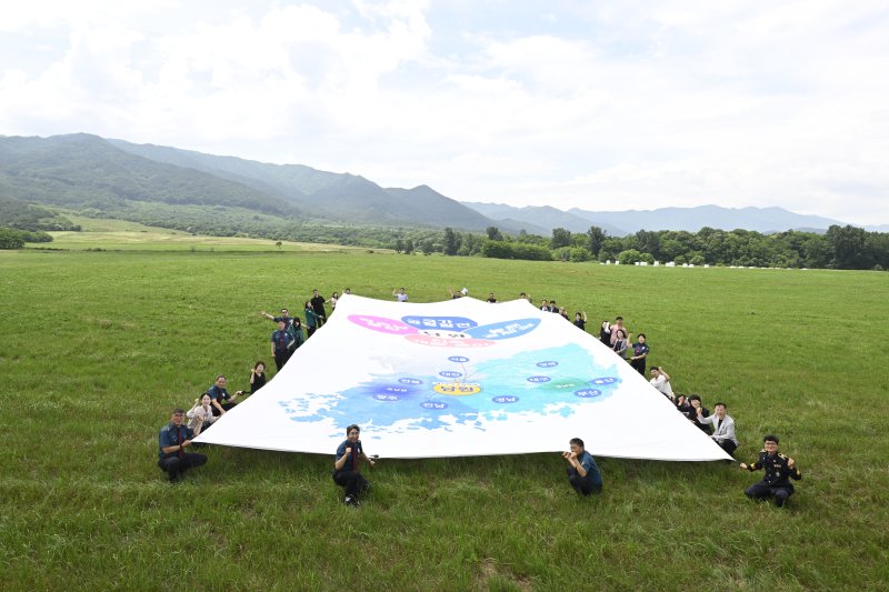 전북 남원시 운봉읍 소재 제2중앙경찰학교 후보지에서 남원시 및 경찰 관계자들이 '영호남 중심지 남원'을 부각하는 대형 플래카드를 펼쳐 보이는 퍼포먼스를 하고 있다.(남원시 제공. 재판매 및 DB금지)/뉴스1