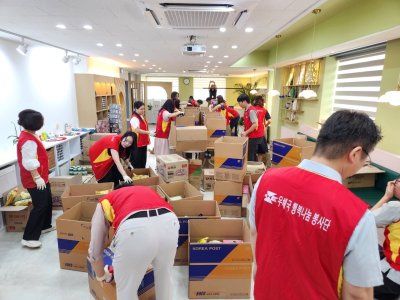 [전주=뉴시스] 전북지방우정청 직원들이 전주시가족센터와 함께 '고국에 선물 보내기' 행사를 진행하고 있다. 2025.09.17 (사진= 전북지방우정청 제공) *재판매 및 DB 금지