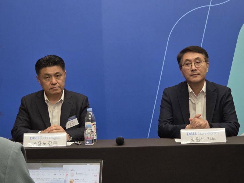 조용노(왼쪽)·양원석 한국 델 테크놀로지스 전무(왼쪽)가 17일 서울 강남구 코엑스에서 열린 ‘델 테크놀로지스 포럼 2025’에서 기자간담회에 나서고 있다. 사진=구자윤 기자