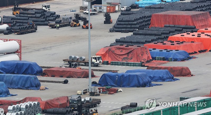 평택항에 쌓여 있는 철강 제품 (출처=연합뉴스)