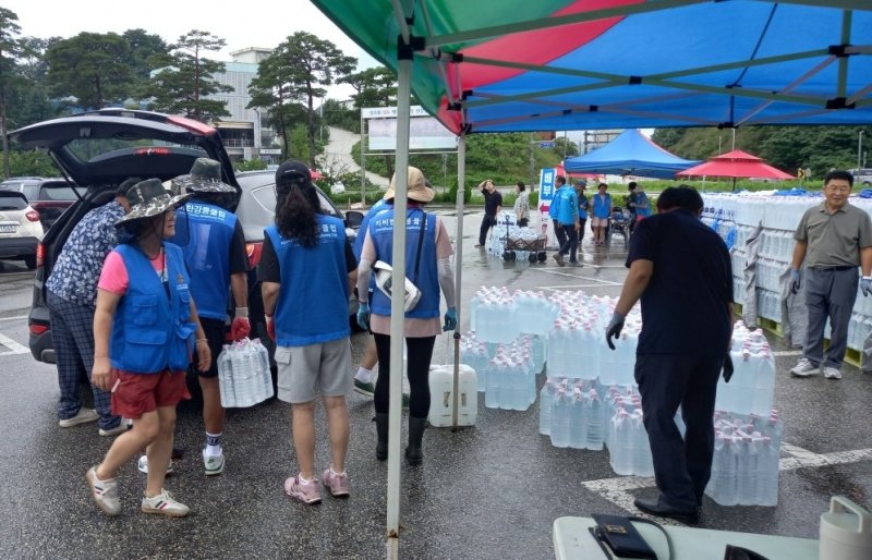 강릉시, 장애인 등 취약계층에 생수 배부 (출처=연합뉴스)