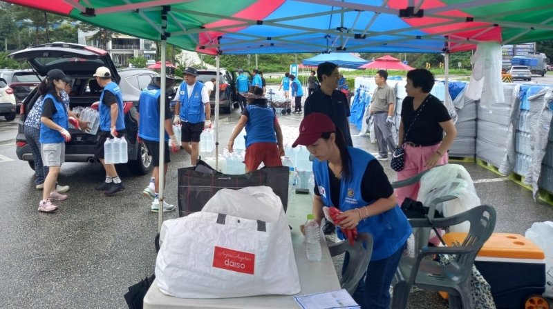 강릉시, 장애인 등 취약계층에 생수 배부 (출처=연합뉴스)