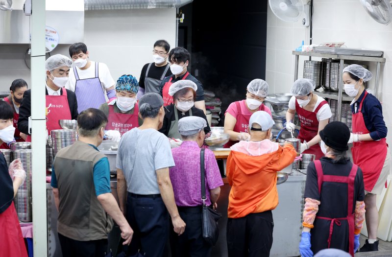 [서울=뉴시스] 김진아 기자 = 염영남 뉴시스 대표이사와 임직원들로 구성된 자원봉사단이 17일 서울 종로구 탑골공원 원각사 무료급식소에서 점심 배식 봉사를 하고 있다. 2025.09.17. bluesoda@newsis.com