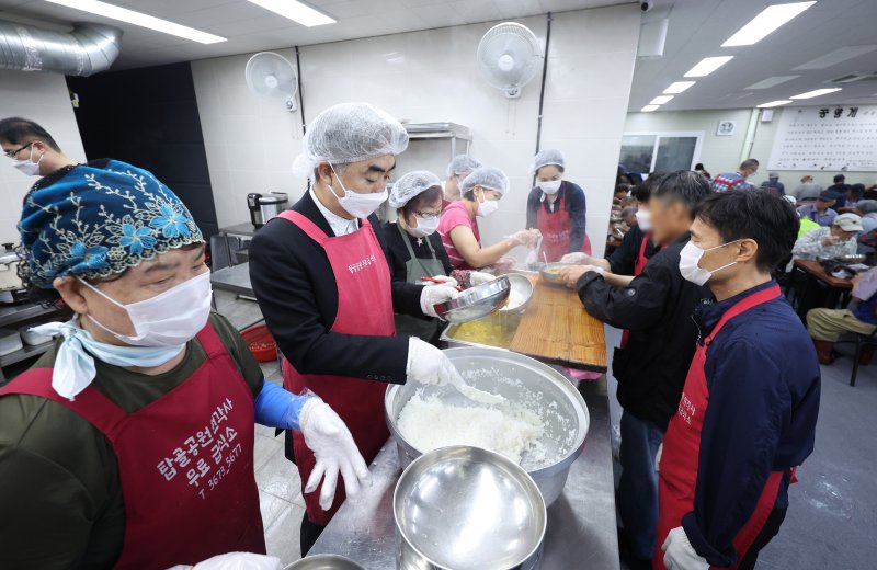 [서울=뉴시스] 김진아 기자 = 염영남 뉴시스 대표이사와 임직원들로 구성된 자원봉사단이 17일 서울 종로구 탑골공원 원각사 무료급식소에서 점심 배식 봉사를 하고 있다. 2025.09.17. bluesoda@newsis.com