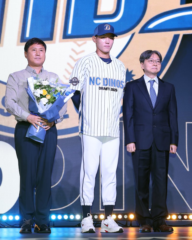 17일 오후 서울 송파구 롯데호텔 월드에서 열린 ‘2026 KBO 신인 드래프트’에서 1라운드 2순위로 NC 다이노스에 선발된 신재인이 기념 촬영을 하고 있다. 2025.9.17/뉴스1 ⓒ News1 김진환 기자