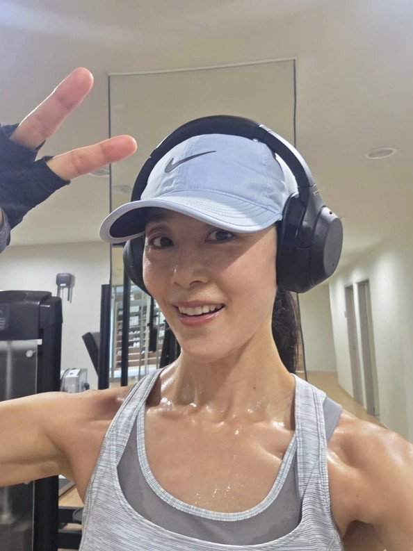 '49세' 문정희, 나이 안 믿기는 근육질 몸매…자기관리 끝판왕 [N샷]