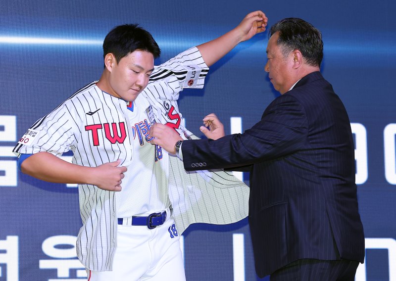 17일 오후 서울 송파구 롯데호텔 월드에서 열린 ‘2026 KBO 신인 드래프트’에서 1라운드 8순위로 LG 트윈스에 선발된 양우진이 유니폼을 착용하고 있다.뉴스1