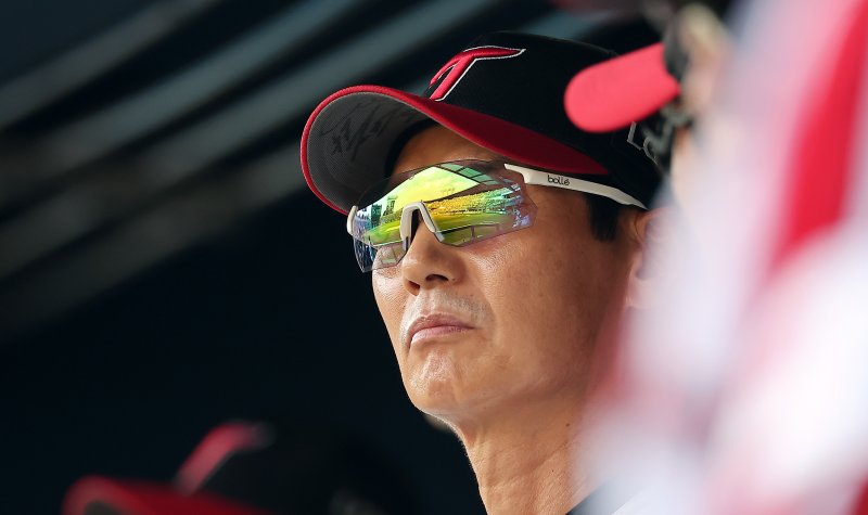 14일 오후 서울 송파구 잠실야구장에서 열린 프로야구 '2025 신한 SOL뱅크 KBO 리그' KIA 타이거즈와 LG 트윈스의 경기, 1회초 LG 염경엽 감독이 경기를 지켜보고 있다. 뉴스1