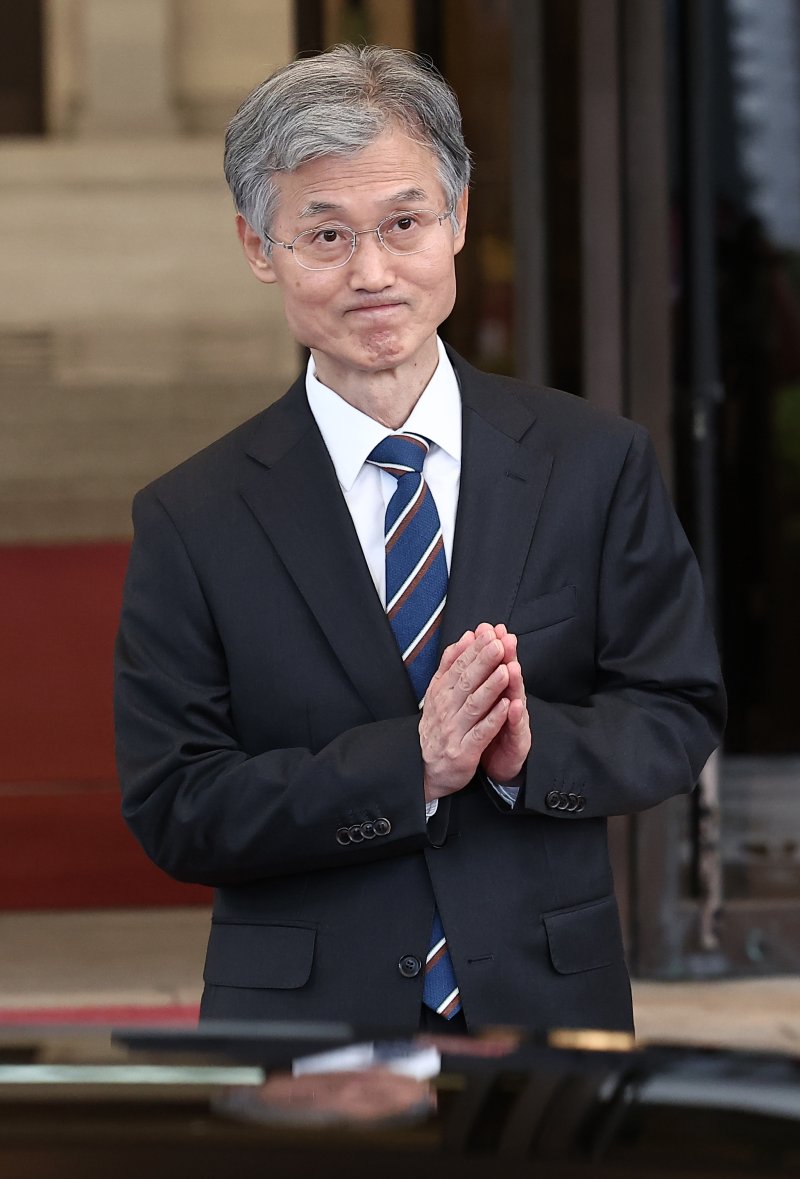 조희대 대법원장이 17일 서울 서초구 대법원 청사를 나서며 한덕수 전 국무총리와의 회동과 관련한 정치권의 의혹 제기에 대한 입장을 발표하고 있다. 뉴스1