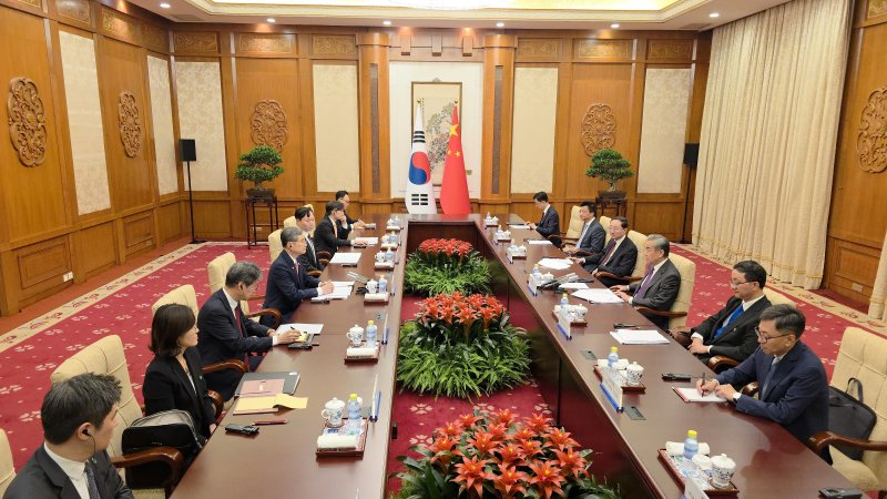 17일 오후 중국 베이징 댜오위타이국빈관에서 조현 외교부 장관과 왕이 중국 외교부장이 만나 회담을 하고 있다. 베이징특파원 공동취재/연합뉴스