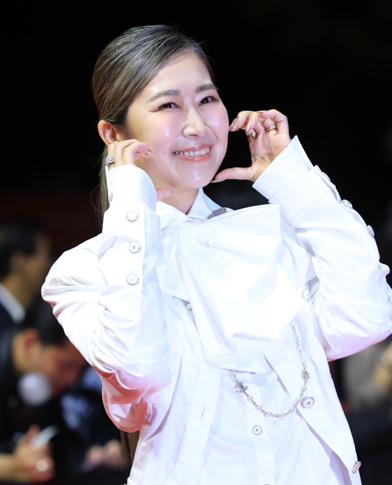 메기강 감독이 지난 17일 부산 해운대구 영화의전당에서 열린 ‘제30회 부산국제영화제(BIFF)' 개막식에 참석해 레드카펫을 밟고 있다. 뉴스1