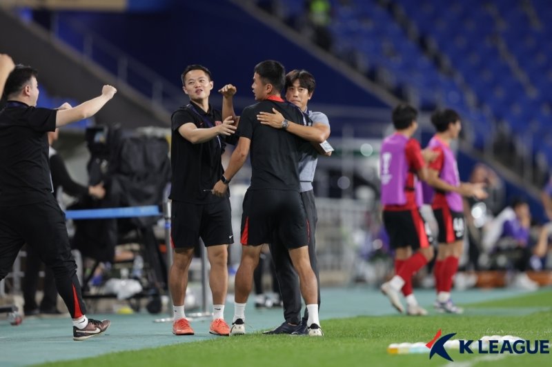 선제골에 기뻐하는 청두의 서정원 감독 (출처=연합뉴스)