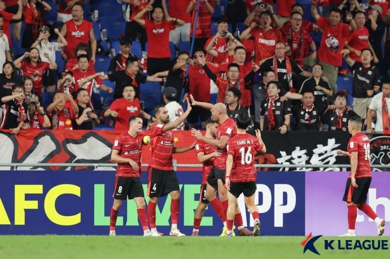 더얼자둬(4번)의 선제골에 기뻐하는 청두 선수들 (출처=연합뉴스)