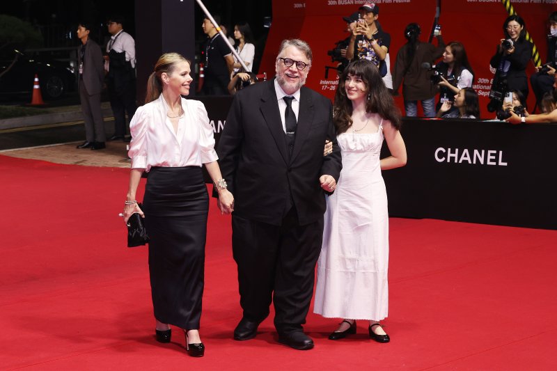 기예르모 델 토로 감독(가운데)이 아내, 딸과 함께 지난 17일 부산 해운대구 영화의전당에서 제30회 부산국제영화제(BIFF) 개막식 포토월에 참석하기 위해 레드카펫을 밟고 있다. 연합뉴스