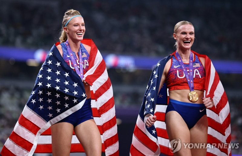 함께 웃는 문과 모리스 (출처=연합뉴스)