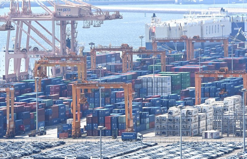 [평택=뉴시스] 김종택 기자 = 18일 경기 평택시 포승읍 평택항에 컨테이너가 쌓여 있다. 2025.08.18. jtk@newsis.com