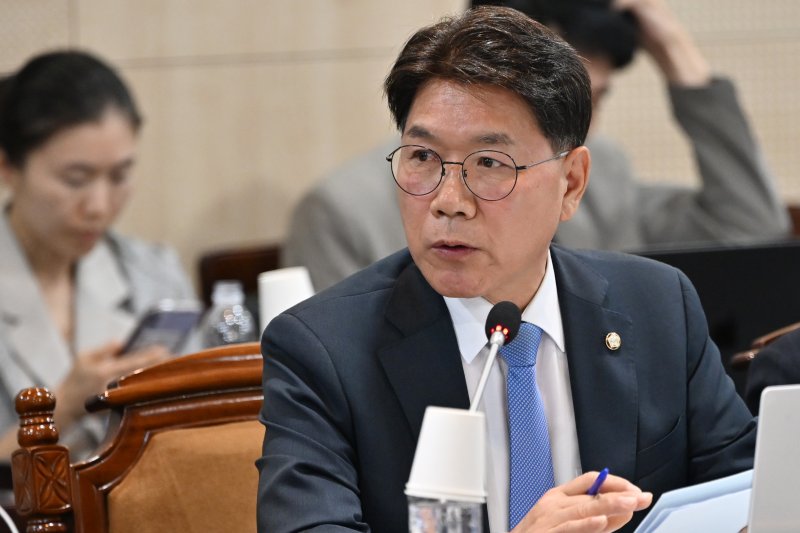 [나주=뉴시스] 이영주 기자 = 이재관 더불어민주당 의원이 14일 오후 전남 나주시 한국전력공사 본사에서 열린 산업통산자원중소벤처기업위원회 국정감사에서 김동철 한국전력공사 사장에게 질의하고 있다. 2024.10.14. leeyj2578@newsis.com