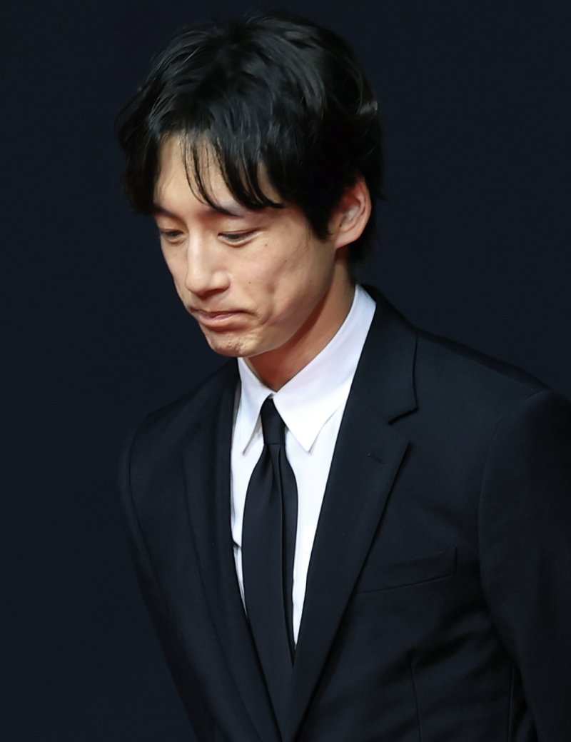 [뉴스1 ★]사카구치 켄타로, 사생활 논란 후 첫 공식석상… BIFF 레드카펫서 미소와 볼하트 인사