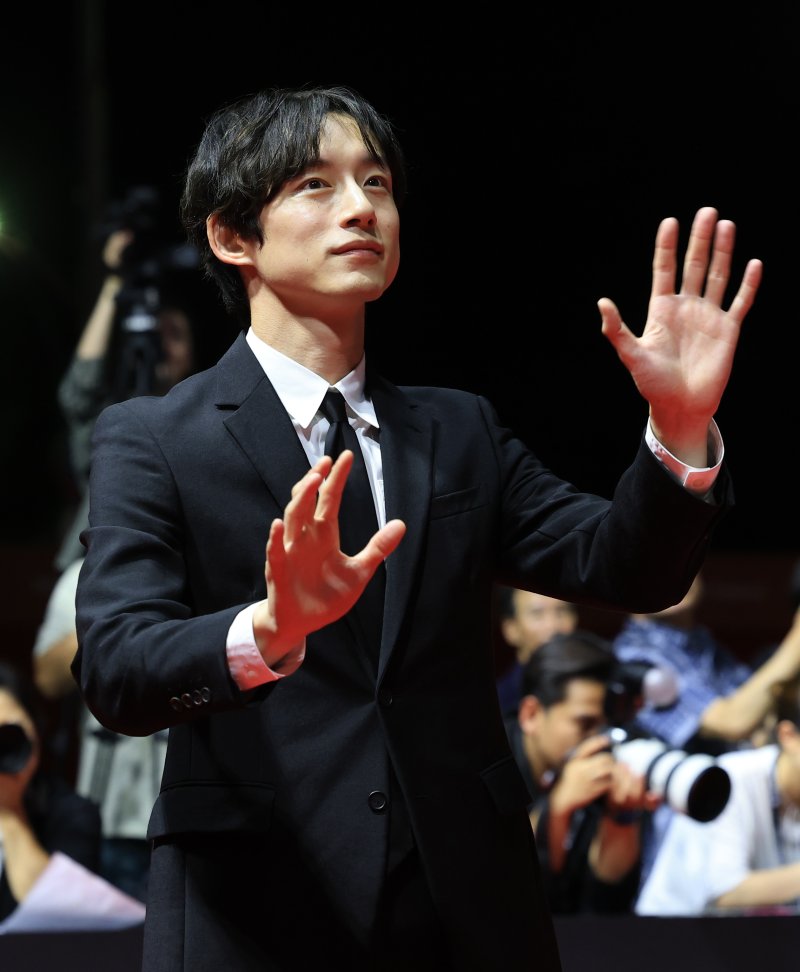 [뉴스1 ★]사카구치 켄타로, 사생활 논란 후 첫 공식석상… BIFF 레드카펫서 미소와 볼하트 인사