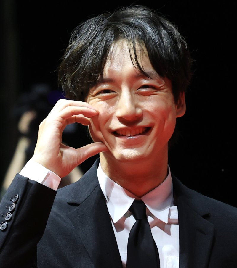 [뉴스1 ★]사카구치 켄타로, 사생활 논란 후 첫 공식석상… BIFF 레드카펫서 미소와 볼하트 인사