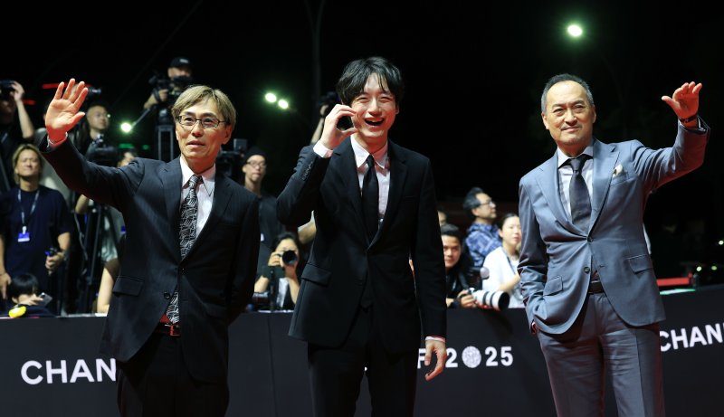 [뉴스1 ★]사카구치 켄타로, 사생활 논란 후 첫 공식석상… BIFF 레드카펫서 미소와 볼하트 인사