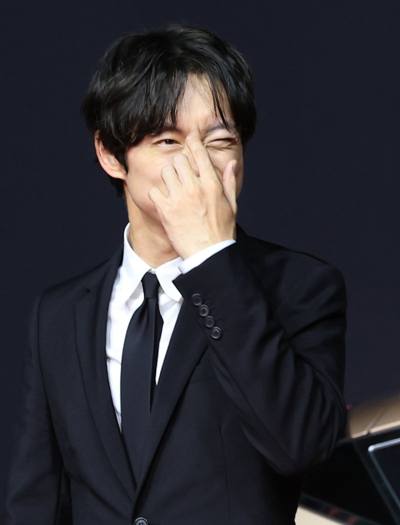 [뉴스1 ★]사카구치 켄타로, 사생활 논란 후 첫 공식석상… BIFF 레드카펫서 미소와 볼하트 인사