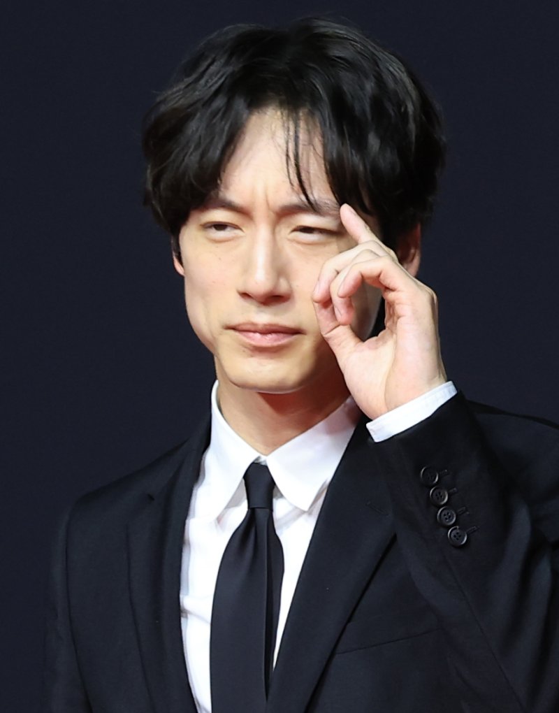 [뉴스1 ★]사카구치 켄타로, 사생활 논란 후 첫 공식석상… BIFF 레드카펫서 미소와 볼하트 인사