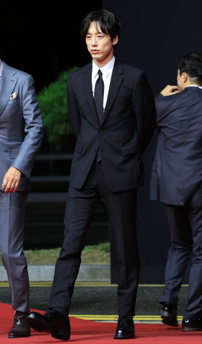 [뉴스1 ★]사카구치 켄타로, 사생활 논란 후 첫 공식석상… BIFF 레드카펫서 미소와 볼하트 인사