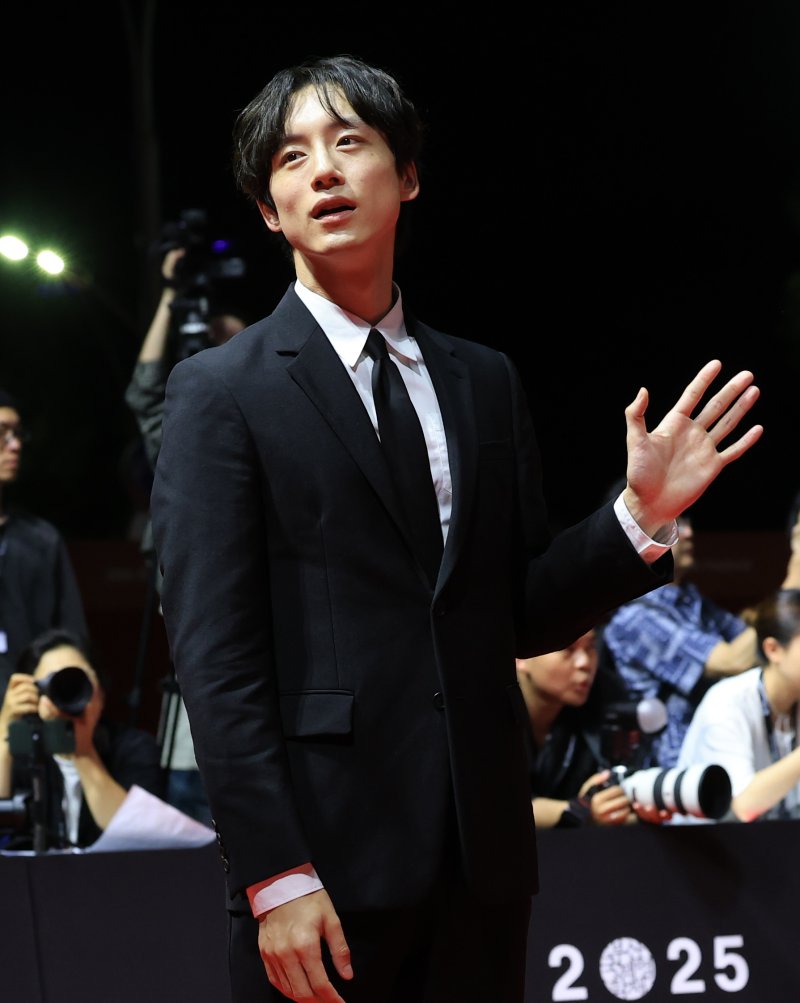 [뉴스1 ★]사카구치 켄타로, 사생활 논란 후 첫 공식석상… BIFF 레드카펫서 미소와 볼하트 인사