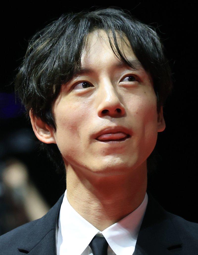 [뉴스1 ★]사카구치 켄타로, 사생활 논란 후 첫 공식석상… BIFF 레드카펫서 미소와 볼하트 인사