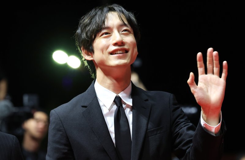 [뉴스1 ★]사카구치 켄타로, 사생활 논란 후 첫 공식석상… BIFF 레드카펫서 미소와 볼하트 인사